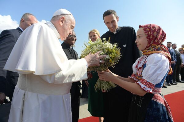 罗马教皇方济各在斯洛伐克布拉迪斯拉发国际机场从一名身着传统服饰的女孩手中接过花束   - 俄罗斯卫星通讯社