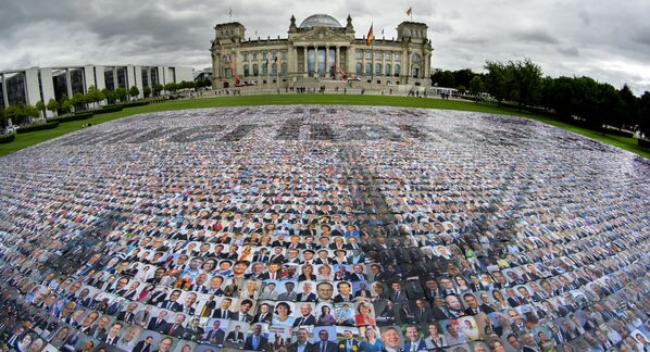 在德国柏林，宣传小组#unverhandelbar将政治人物的肖像放在联邦议院所在的国会大厦前面，抗议欧洲边境发生的侵犯人权的行为  - 俄罗斯卫星通讯社