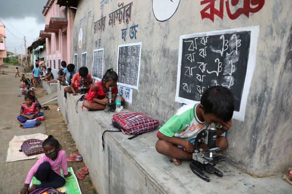 学校因新冠疫情关闭后，孩子们露天上课，印度   - 俄罗斯卫星通讯社