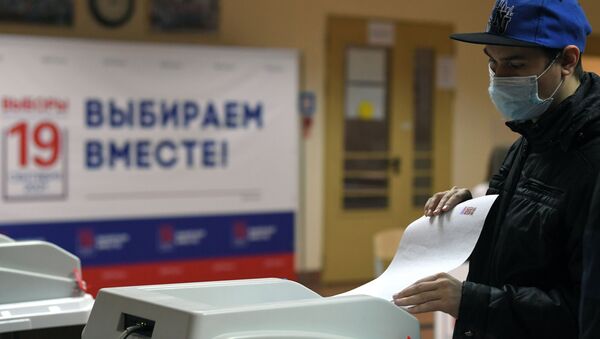 Молодой человек голосует на избирательном участке в Москве - 俄羅斯衛星通訊社