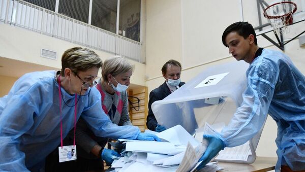 Члены избирательной комиссии подсчитывают бюллетени после закрытия избирательного участка в Екатеринбурге - 俄羅斯衛星通訊社