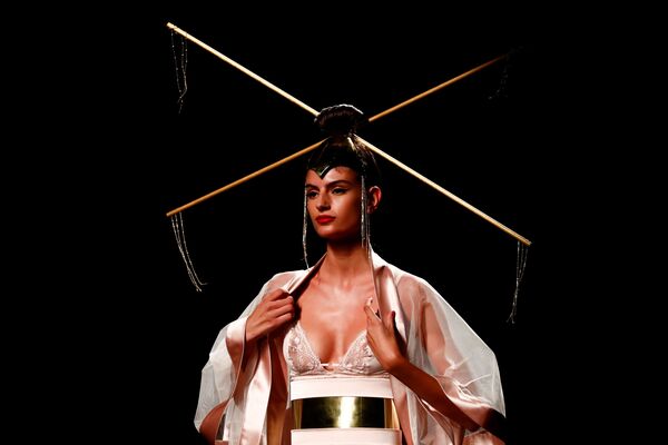 模特在馬德里梅賽德斯-奔馳時裝周上展示ANDRES SARDA 品牌內衣 - 俄羅斯衛星通訊社
