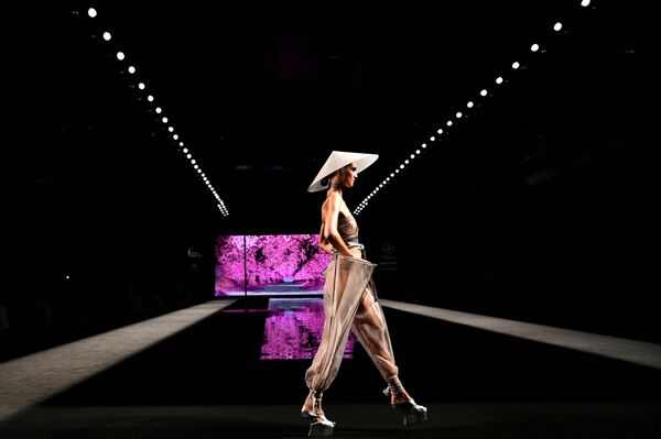 模特在马德里梅赛德斯-奔驰时装周上展示ANDRES SARDA 品牌内衣 - 俄罗斯卫星通讯社