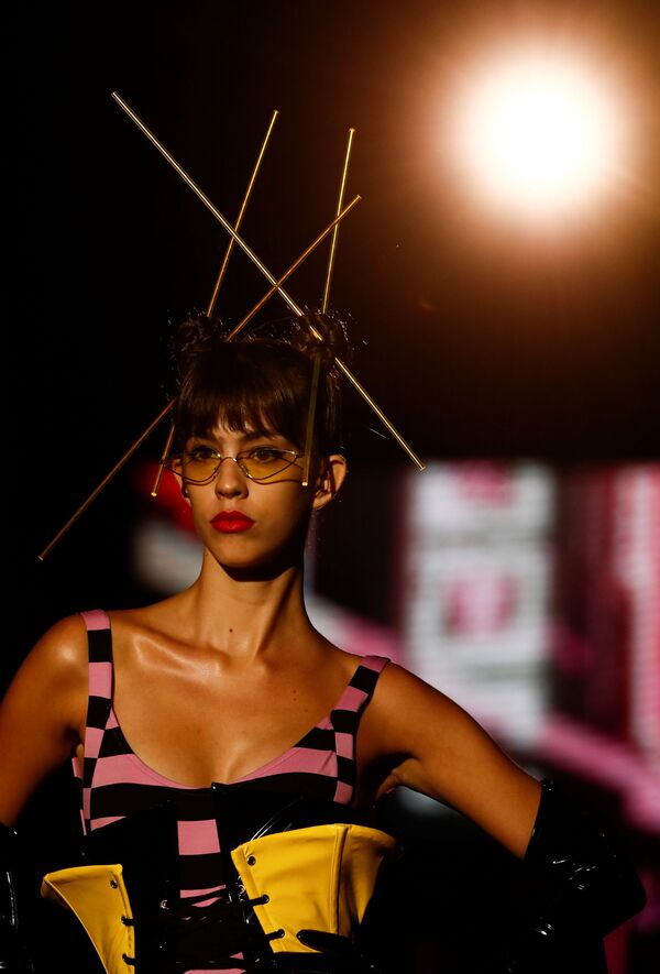 模特在马德里梅赛德斯-奔驰时装周上展示ANDRES SARDA 品牌内衣 - 俄罗斯卫星通讯社