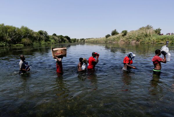 海地移民經格蘭德河上穿越美墨邊境。 - 俄羅斯衛星通訊社