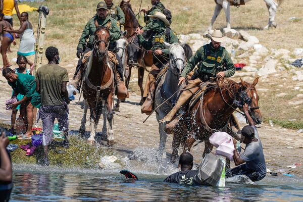 美国边境巡逻队试图阻止海地移民进入德克萨斯州德尔里奥市格兰德河岸营地。 - 俄罗斯卫星通讯社