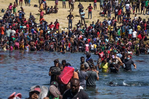 海地的移民经格兰德河穿越美墨边境。 - 俄罗斯卫星通讯社
