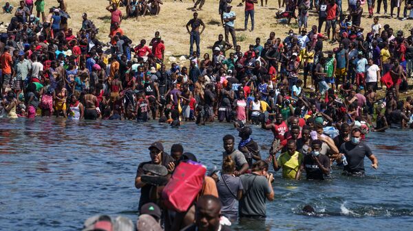Мигранты из Гаити пересекают границу США и Мексики на реке Рио-Гранде - 俄罗斯卫星通讯社