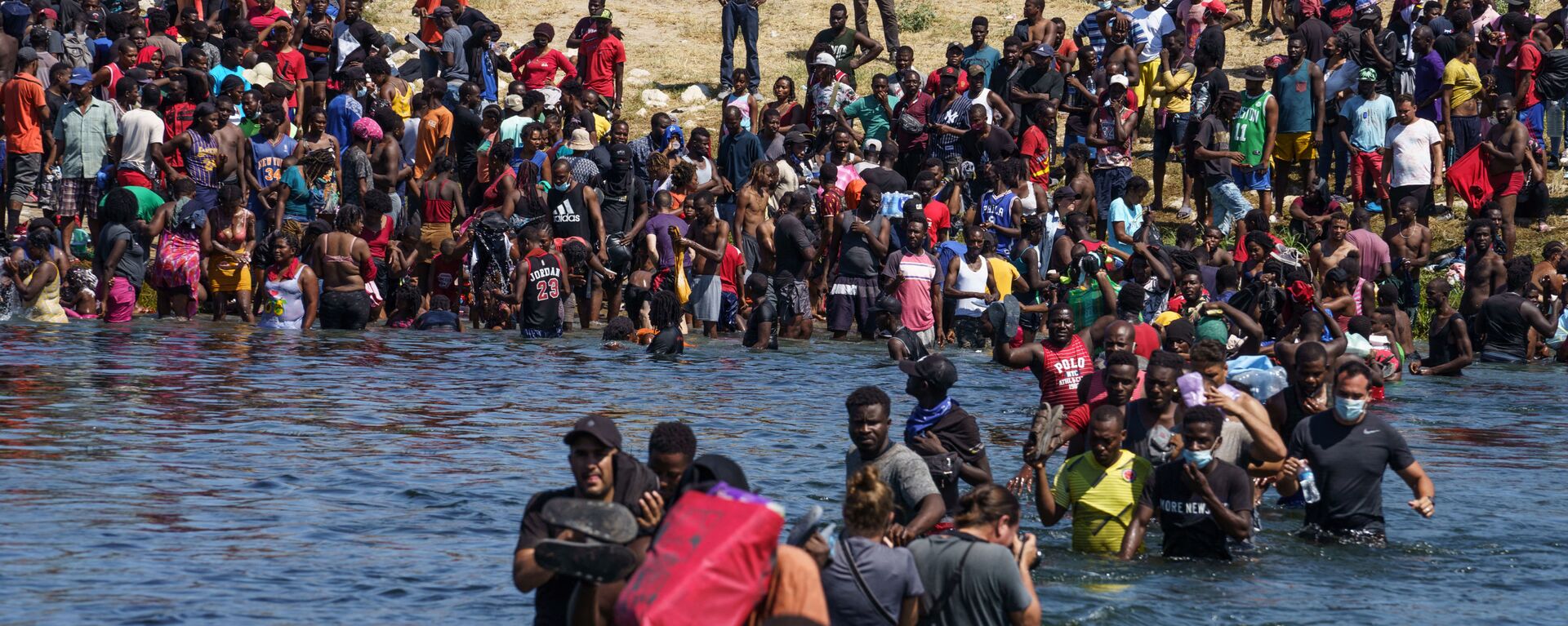 Мигранты из Гаити пересекают границу США и Мексики на реке Рио-Гранде - 俄羅斯衛星通訊社, 1920, 23.10.2021