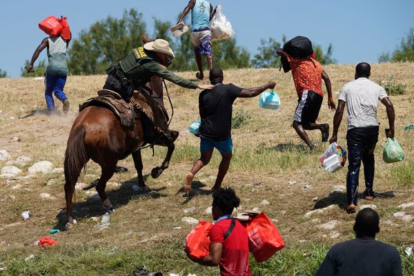美国边境巡逻队试图阻止海地移民进入德克萨斯州德尔里奥市格兰德河岸营地。 - 俄罗斯卫星通讯社