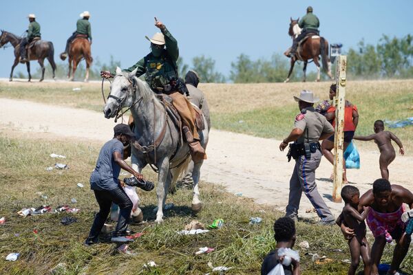 美国边境骑警试图阻止海地移民进入德克萨斯州德尔里奥市格兰德河岸营地。 - 俄罗斯卫星通讯社