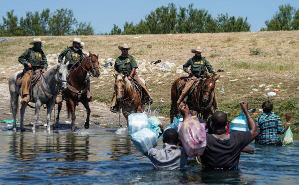 美国边境骑警试图阻止海地移民进入德克萨斯州德尔里奥市格兰德河岸营地。 - 俄罗斯卫星通讯社