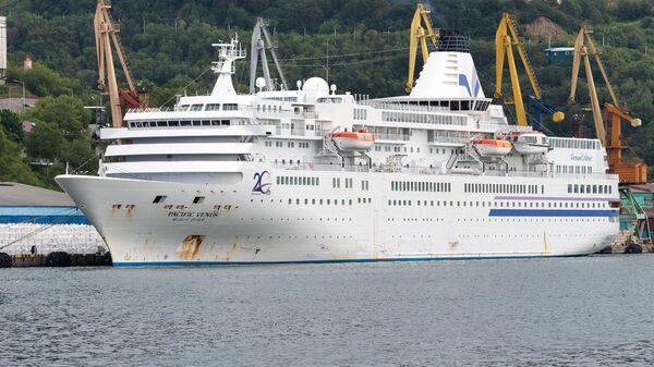 Summer view of white Japanese Passenger Cruise Liner Pacific Venus anchored at commercial sea port of Petropavlovsk-Kamchatsky City. Pacific Ocean, Kamchatka Peninsula, Russian Far East - 4 Sep, 2018. - 俄羅斯衛星通訊社