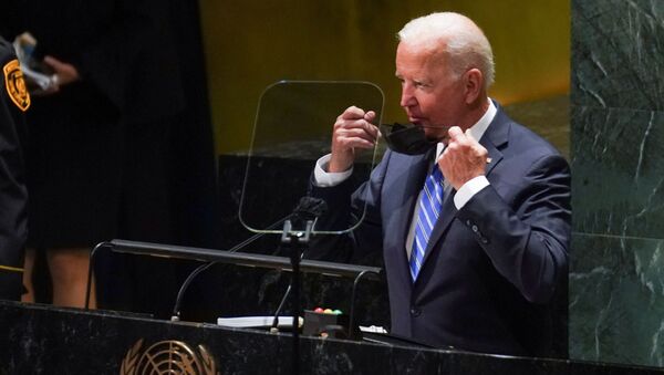 U.S. President Joe Biden holds a face mask as he addresses the 76th Session of the U.N. General Assembly in New York City, U.S - 俄罗斯卫星通讯社