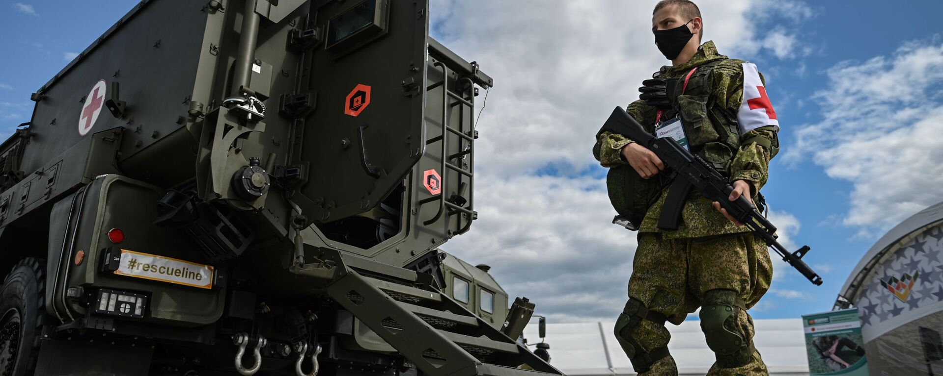 6631121 23.08.2021 Военнослужащий у защищенного санитарного автомобиля ЗСА-Т(П) Линза на экспозиционной площадке Международного форума АРМИЯ-2021 в Конгрессно-выставочном центре Патриот. Рамиль Ситдиков / РИА Новости - 俄罗斯卫星通讯社, 1920, 22.09.2021