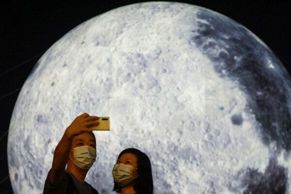 人們在月亮形狀的大氣球前拍照 - 俄羅斯衛星通訊社