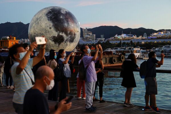 人們在月亮形狀的大氣球前拍照 - 俄羅斯衛星通訊社