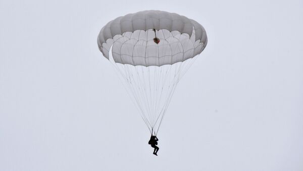 Призывники в ВДВ совершили первый прыжок с парашютом в Краснодарском крае - 俄羅斯衛星通訊社