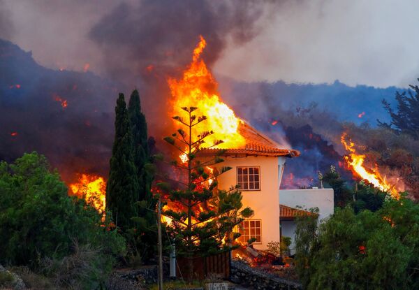 加那利群岛拉帕尔马火山喷发导致一栋房屋着火  - 俄罗斯卫星通讯社