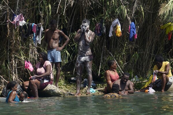 海地移民在里奥格兰德河岸洗澡，美国  - 俄罗斯卫星通讯社