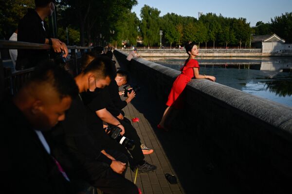 一名女子在北京故宫里摆拍，中国  - 俄罗斯卫星通讯社