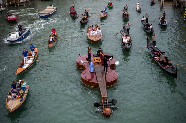 運河上的由威尼斯雕塑家Livio De Marchi創作的巨型小提琴浮船“諾亞小提琴”，意大利威尼斯  - 俄羅斯衛星通訊社