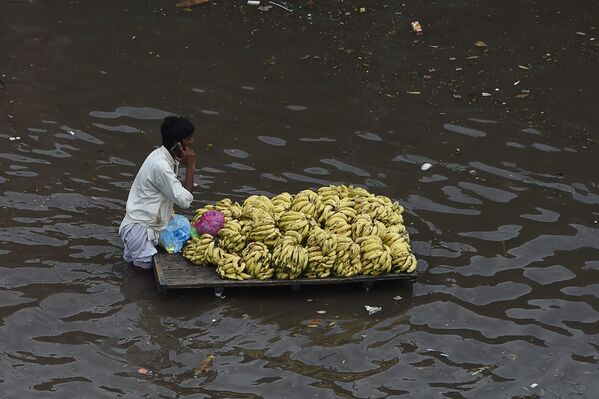 一場大雨後，街上推著推車的賣水果的商販被困在水中，巴基斯坦拉合爾  - 俄羅斯衛星通訊社