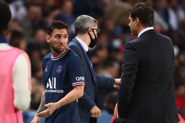 莱昂内尔·梅西在巴黎的一场比赛中与巴黎圣日耳曼主教练毛里西奥·波切蒂诺交谈后离开 - 俄罗斯卫星通讯社