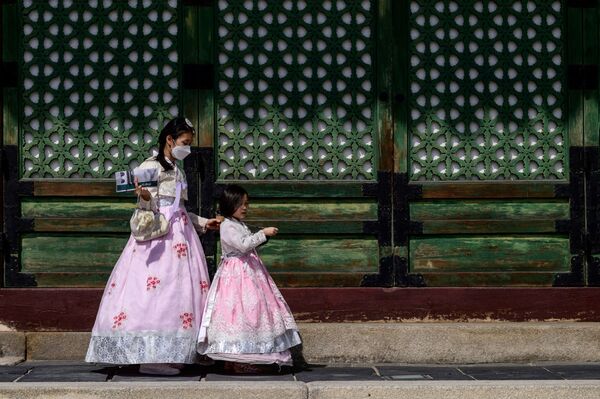 景福宮里身著傳統服飾的女遊客，韓國首爾 - 俄羅斯衛星通訊社