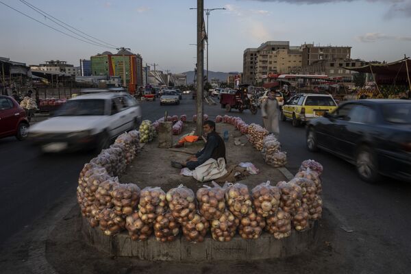 一名阿富汗人在喀布爾街頭賣水果。 - 俄羅斯衛星通訊社