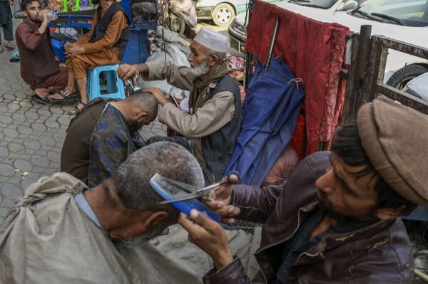 喀布爾的街頭理髮師。 - 俄羅斯衛星通訊社