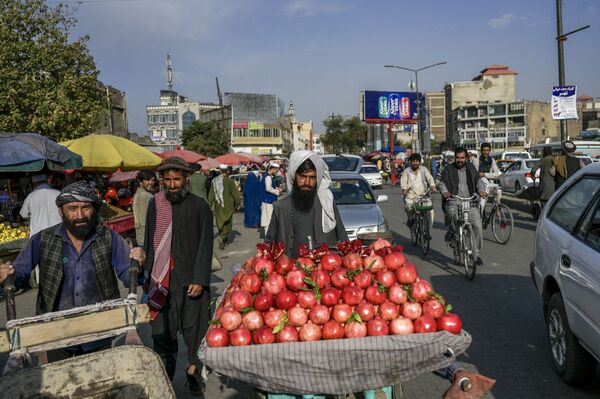 喀布爾市場上賣石榴的攤主。 - 俄羅斯衛星通訊社