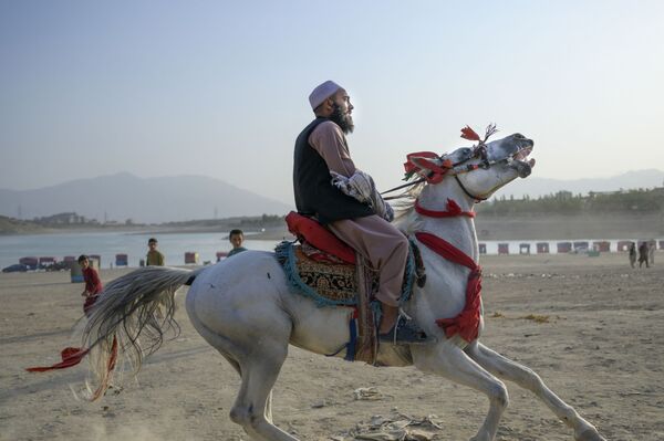 喀布爾卡爾加水庫附近騎馬的塔利班成員。 - 俄羅斯衛星通訊社
