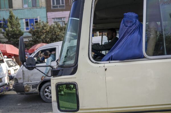一个身穿罩衫的女子在喀布尔乘坐公共汽车。 - 俄罗斯卫星通讯社