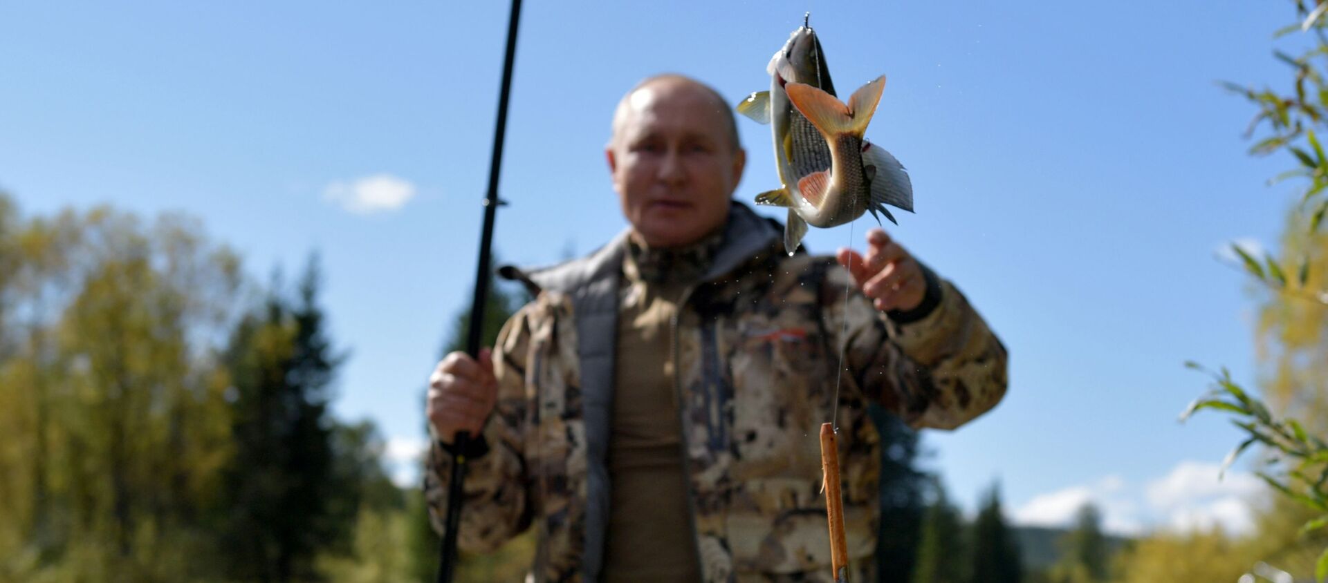 俄總統普京在原始森林中釣魚。 - 俄羅斯衛星通訊社, 1920, 27.09.2021