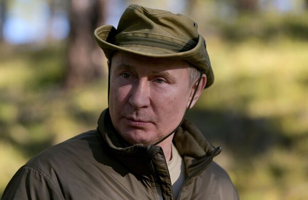 俄总统普京在原始森林中散步。 - 俄罗斯卫星通讯社
