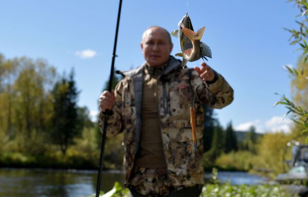 俄總統普京在原始森林中釣魚。 - 俄羅斯衛星通訊社