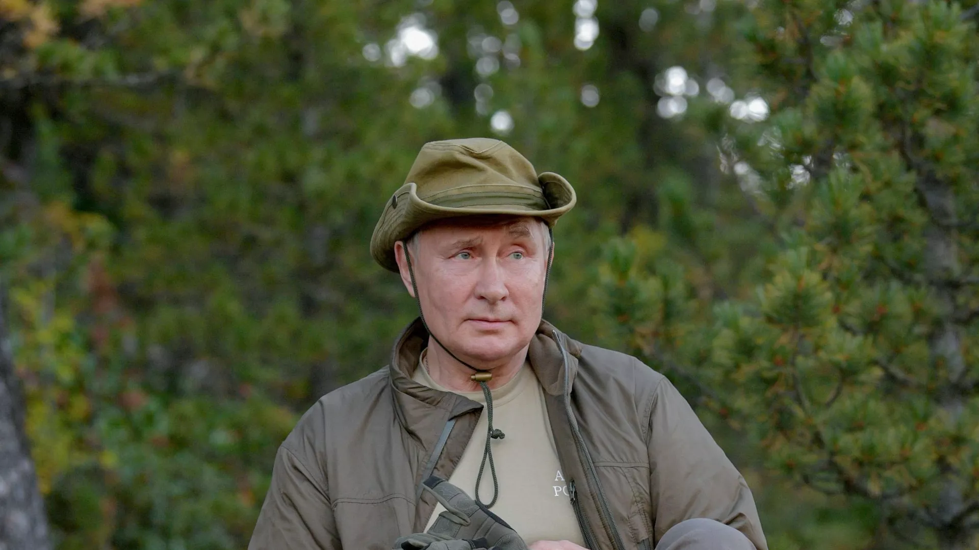 Президент РФ Владимир Путин во время прогулки в тайге