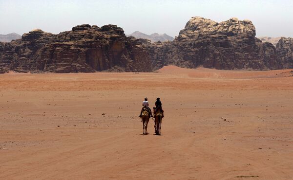 约旦南部瓦迪拉姆沙漠里的游客。 - 俄罗斯卫星通讯社