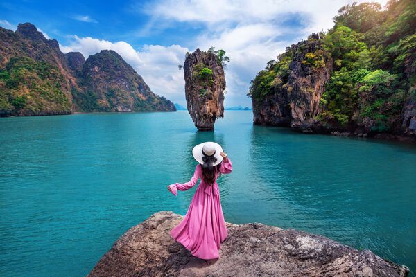 泰国詹姆斯邦德岛岩石上的女孩。 - 俄罗斯卫星通讯社