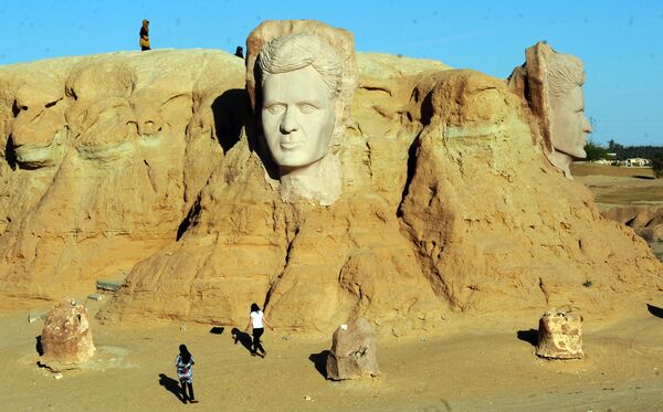 人们参观伟大的突尼斯诗人阿布•卡塞姆的雕塑。 - 俄罗斯卫星通讯社