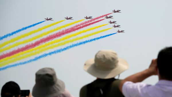 Люди наблюдают за пилотажной группой ВВС Red Falcon НОАК на Airshow China в Чжухае, Китай - 俄羅斯衛星通訊社