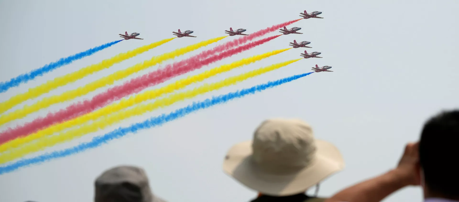 Люди наблюдают за пилотажной группой ВВС Red Falcon НОАК на Airshow China в Чжухае, Китай - 俄羅斯衛星通訊社, 1920, 28.09.2021