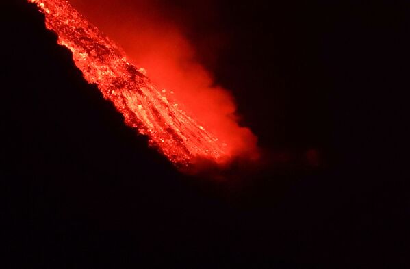 拉帕尔马岛的居民实时观看火山喷发 - 俄罗斯卫星通讯社