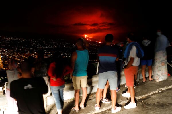 拉帕尔马岛的居民实时观看火山喷发 - 俄罗斯卫星通讯社