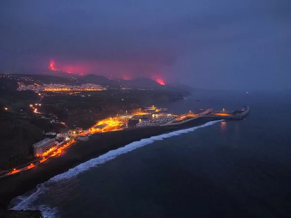 拉帕爾馬島的居民實時觀看火山噴發 拉帕爾馬島的居民實時觀看火山噴發 - 俄羅斯衛星通訊社
