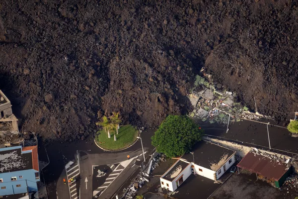 拉帕爾馬島的居民實時觀看火山噴發 拉帕爾馬島的居民實時觀看火山噴發 - 俄羅斯衛星通訊社