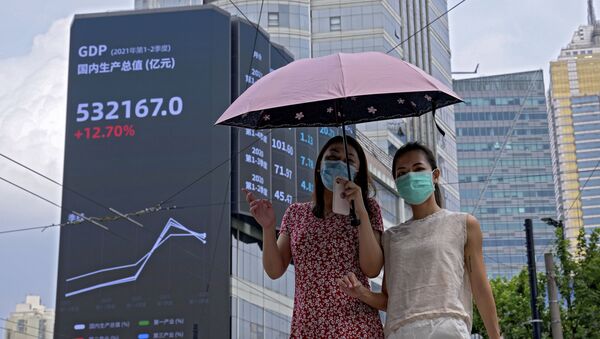 Женщины в масках на фоне графика ВВП Китая, Пекин - 彩神网卫星通讯社