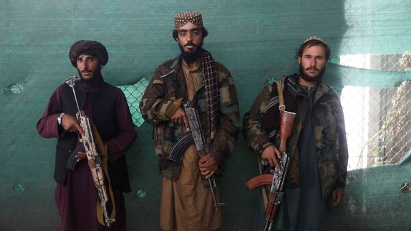 Боевики Талибана* с оружием на авиабазе Баграм в Парване, Афганистан - 俄羅斯衛星通訊社