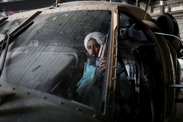 塔利班进驻美军“巴格拉姆”空军基地 - 俄罗斯卫星通讯社